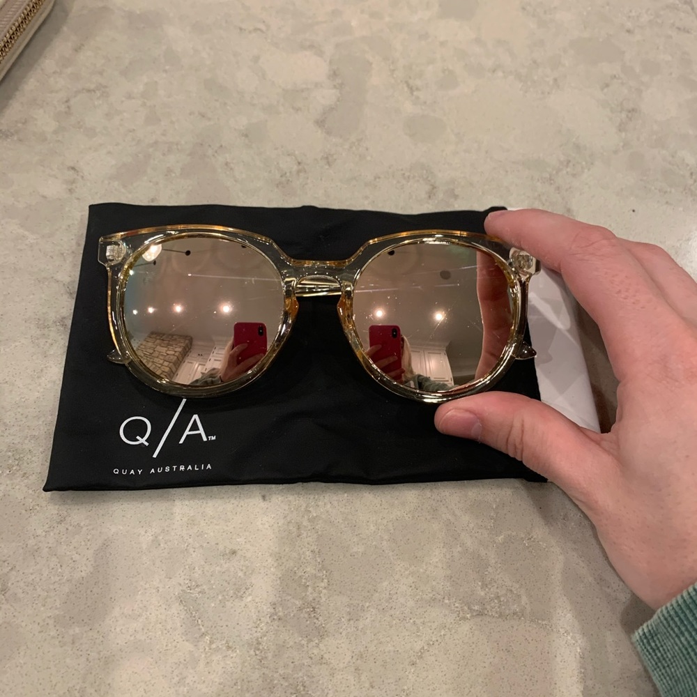 NEVER BEEN WORN Quay Sunnies